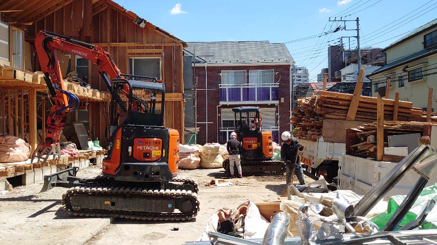 重機を使用して木造アパートを安全に解体している様子（さいたま市中浦和）