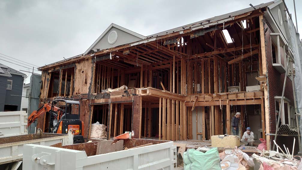 埼玉県さいたま市中浦和で、アスベスト含有建材の屋根材・壁材を人力で撤去している様子（施工中）