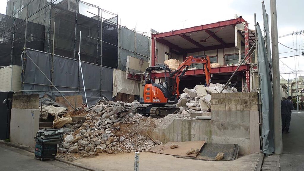 東京都板橋区で鉄骨造2階建アパートを解体している様子（施工中）