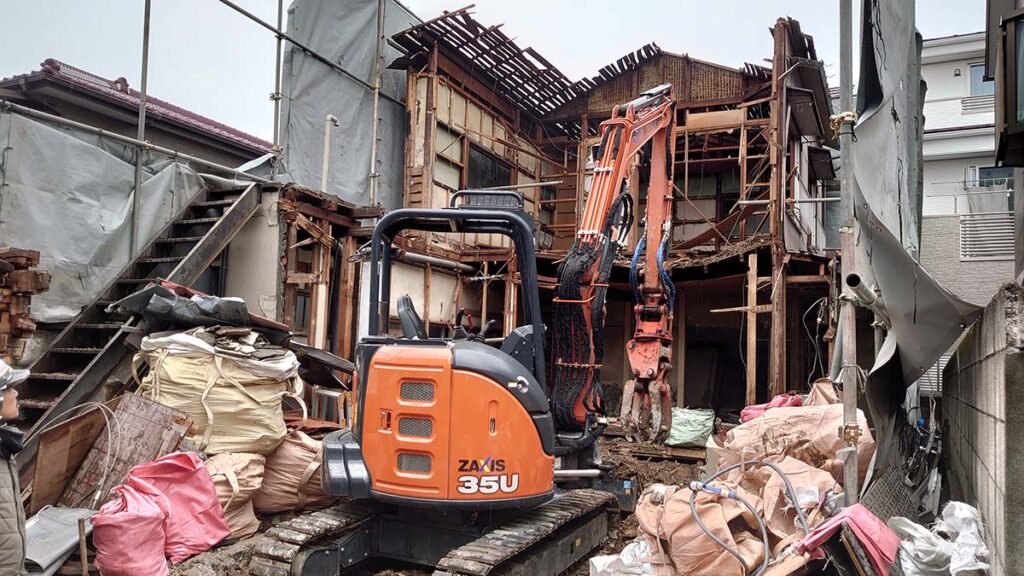 東京都中野区の木造二階建てアパートの解体工事|施工中