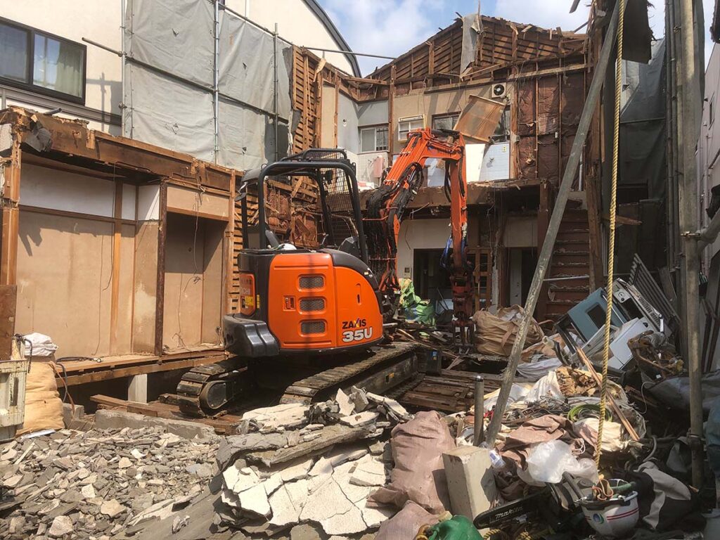 木造2階建住宅の解体作業を行っている様子（中野区新井）