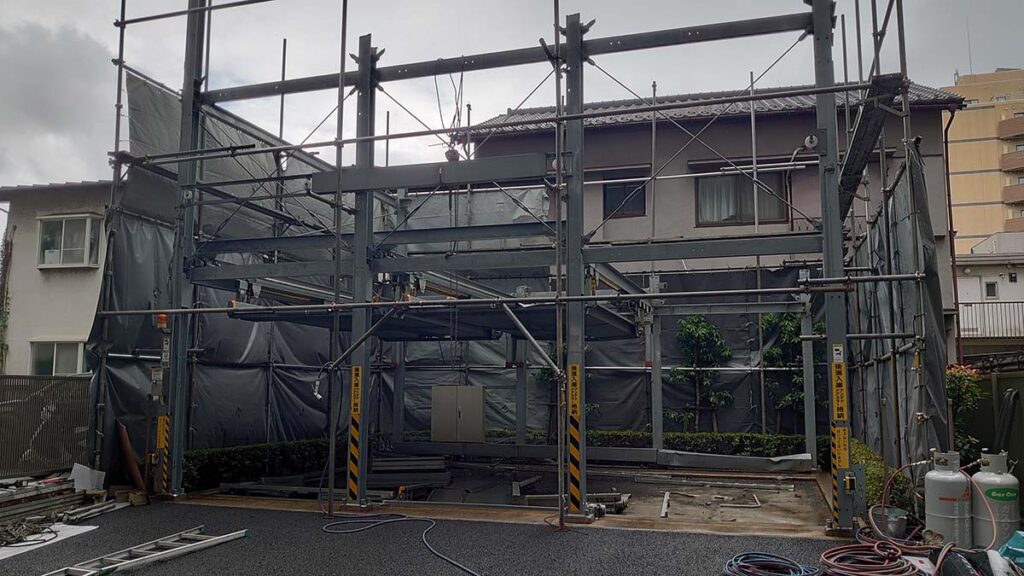 東京都世田谷区で行った鉄骨造機械式立体駐車場の解体工事｜施工中の作業風景