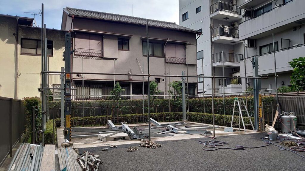 東京都世田谷区で行った鉄骨造機械式立体駐車場の解体工事｜施工中の作業風景