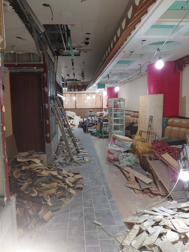 夜間に店舗解体作業を行っている様子（施工中）